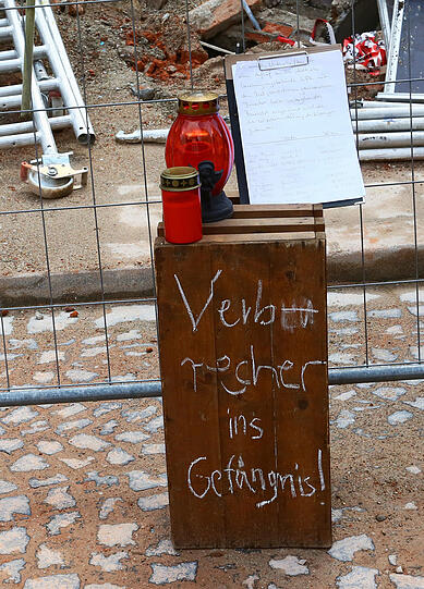 Vor dem Trümmerhaufen haben die Anwohner einen improvisierten Traueraltar aufgebaut.