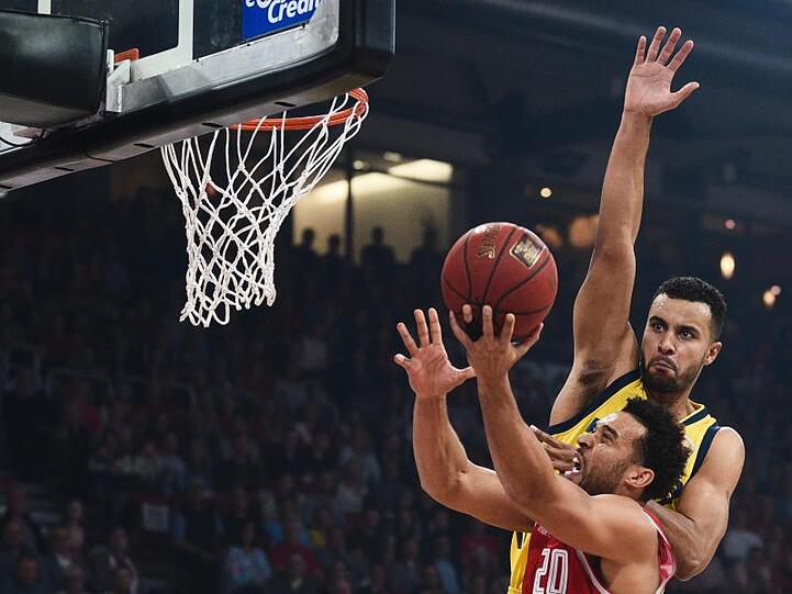 Bambergs Elias Harris (l) setzt sich gegen Johannes Thiemann von ALBA Berlin durch.