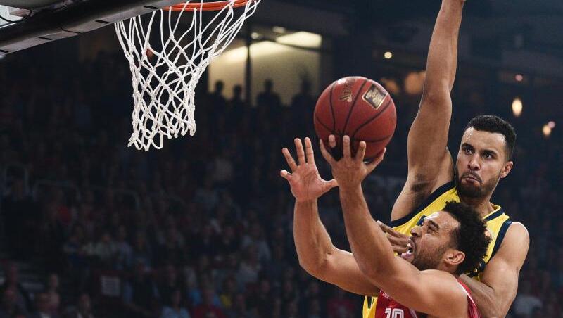 Bambergs Elias Harris (l) setzt sich gegen Johannes Thiemann von ALBA Berlin durch. Bambergs Elias Harris (l) setzt sich gegen Johannes Thiemann von ALBA Berlin durch.