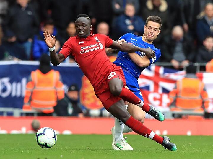 Liverpools Sadio Mane (l) und Chelseas Cesar Azpilicueta kämpfen um den Ball.