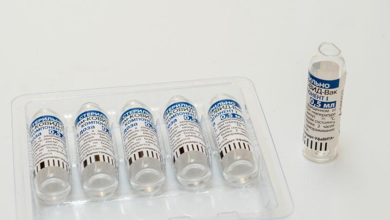 Ampullen des russischen Impfstoffes Sputnik V stehen in einem Krankenhaus.