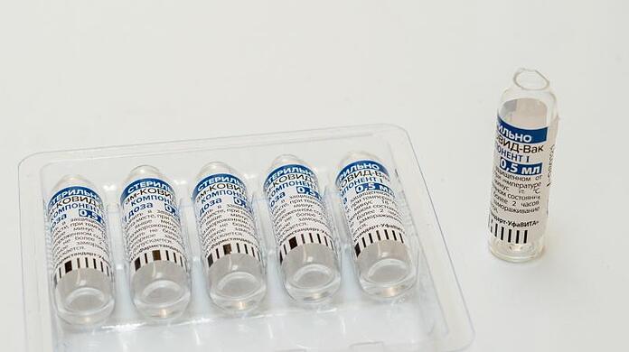 Ampullen des russischen Impfstoffes Sputnik V stehen in einem Krankenhaus.