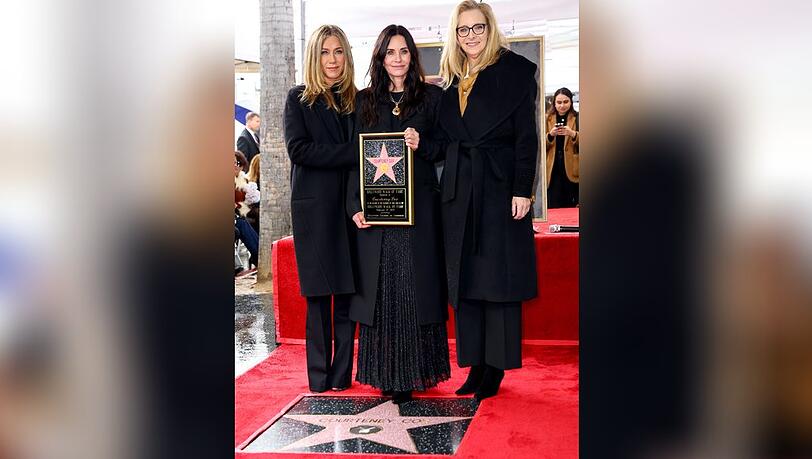 Jennifer Aniston (li.) und Lisa Kudrow (re.) feiern Courteney Cox und ihren Stern.
