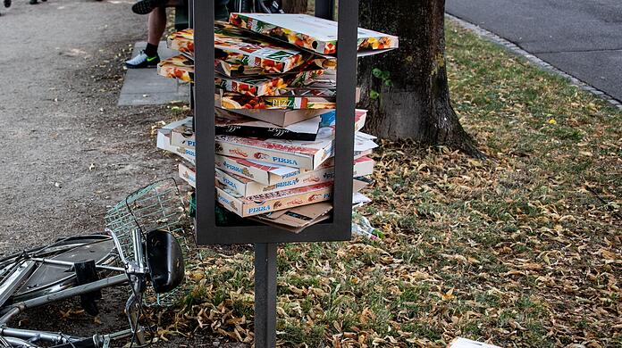 In Regensburg gibt es spezielle Sammelständer für Pizzakartons. (Archivbild)