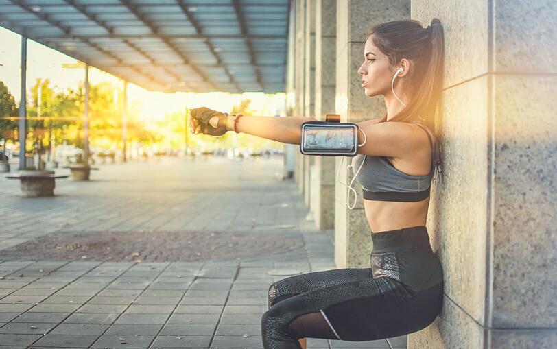 Der Klassiker unter den Pilates-Wandübungen ist der Wandsitz. Diese Übung ist nicht nur unter Pilates-Treibenden bekannt. Lehnen Sie Ihren Rücken dabei an die Wand, rutschen Sie ein Stück nach unten, bis Ihre Knie in einem rechten Winkel sind und halten Sie die Position dann mindestens 30 Sekunden. Nach und nach können Sie die Dauer, für die Sie im Wandsitz verweilen, steigern. Der Klassiker unter den Pilates-Wandübungen ist der Wandsitz. Diese Übung ist nicht nur unter Pilates-Treibenden bekannt. Lehnen Sie Ihren Rücken dabei an die Wand, rutschen Sie ein Stück nach unten, bis Ihre Knie in einem rechten Winkel sind und halten Sie die Position dann mindestens 30 Sekunden. Nach und nach können Sie die Dauer, für die Sie im Wandsitz verweilen, steigern.
