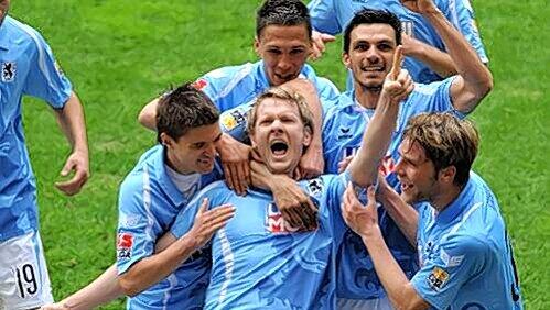 Jubelt Sascha Rösler (Mitte) auch nächste Saison noch in Weiß-Blau? Der Klub hat ihm einen Einjahresvertrag angeboten. Jubelt Sascha Rösler (Mitte) auch nächste Saison noch in Weiß-Blau? Der Klub hat ihm einen Einjahresvertrag angeboten.