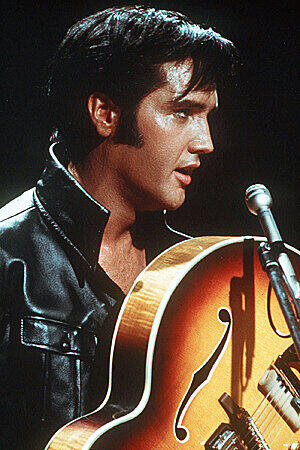 Manche sagen, Elvis Presley sei mit einem Burger in der Hand auf der Toilette seines Hauses in Memphis Tennessee gestorben. Tatsächlich war "der King" gegen Ende seines Lebens stark tablettensüchtig und starb an Herzstillstand.