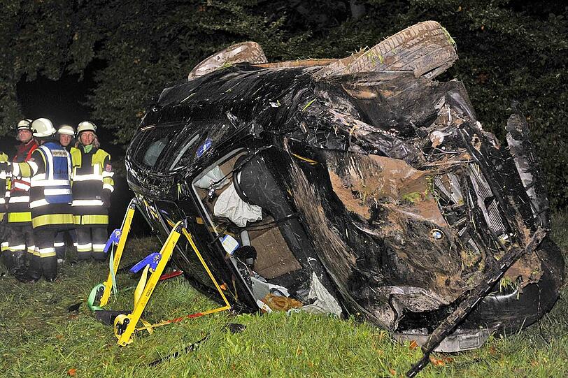 Der ezwa 2,5 Tonnen schwere BMW X6 ist völlig demoliert: Der Fahrer war von der Fahrbahn abgekommen und in einen Straßengraben eingetaucht, sodass der Wagen etwa 15 Meter weit durch die Luft flog.