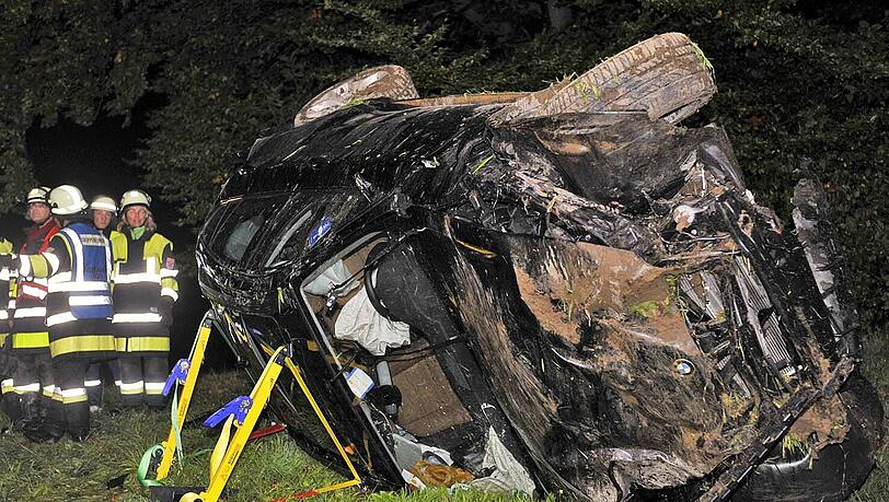 Der ezwa 2,5 Tonnen schwere BMW X6 ist völlig demoliert: Der Fahrer war von der Fahrbahn abgekommen und in einen Straßengraben eingetaucht, sodass der Wagen etwa 15 Meter weit durch die Luft flog. Der ezwa 2,5 Tonnen schwere BMW X6 ist völlig demoliert: Der Fahrer war von der Fahrbahn abgekommen und in einen Straßengraben eingetaucht, sodass der Wagen etwa 15 Meter weit durch die Luft flog.