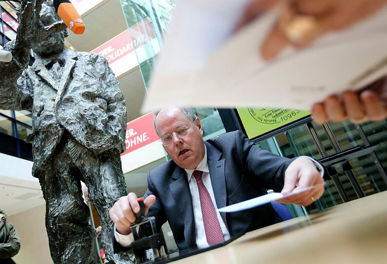 Der SPD-Kanzlerkandidat Peer Steinbrück zeigt am 04.04.2013 in der Parteizentrale in Berlin die Sonderbriefmarke zum 150. Jubiläum der SPD