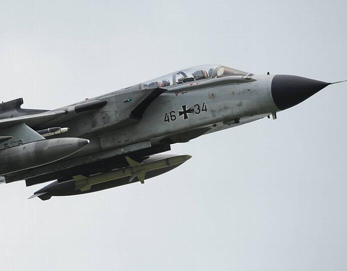 Ein Tornado ist bei Büchel im Fliegerhorst der Bundeswehr bei einer Nachtübung abgestürzt. Beide Piloten konnten sich per Schleudersitz retten.