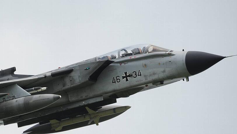 Ein Tornado ist bei Büchel im Fliegerhorst der Bundeswehr bei einer Nachtübung abgestürzt. Beide Piloten konnten sich per Schleudersitz retten. Ein Tornado ist bei Büchel im Fliegerhorst der Bundeswehr bei einer Nachtübung abgestürzt. Beide Piloten konnten sich per Schleudersitz retten.