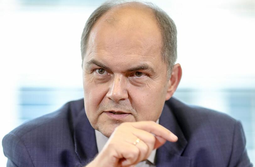 "Mich stört, wenn viele gute Produkte, die weit über das Mindesthaltbarkeitsdatum hinaus genießbar sind und gut schmecken, aus Vorsicht weggeworfen werden", sagte der CSU-Politiker. Foto: Michael Kappeler/Archiv