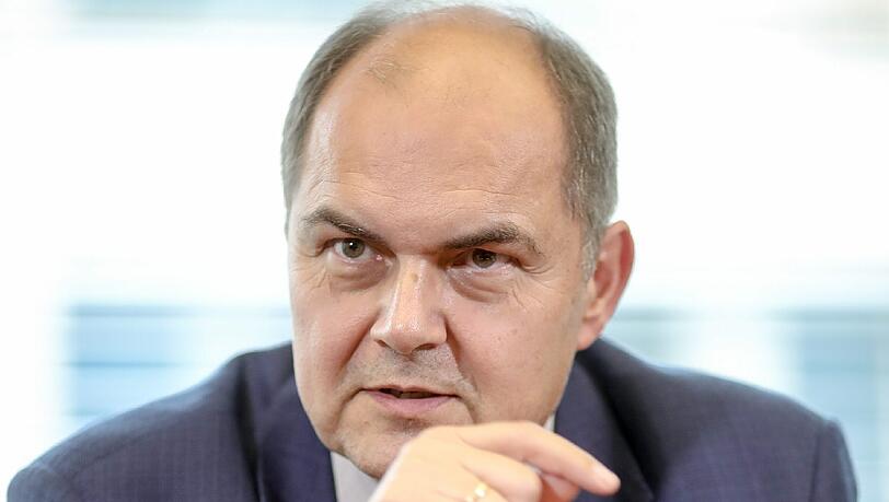 "Mich stört, wenn viele gute Produkte, die weit über das Mindesthaltbarkeitsdatum hinaus genießbar sind und gut schmecken, aus Vorsicht weggeworfen werden", sagte der CSU-Politiker. Foto: Michael Kappeler/Archiv "Mich stört, wenn viele gute Produkte, die weit über das Mindesthaltbarkeitsdatum hinaus genießbar sind und gut schmecken, aus Vorsicht weggeworfen werden", sagte der CSU-Politiker. Foto: Michael Kappeler/Archiv