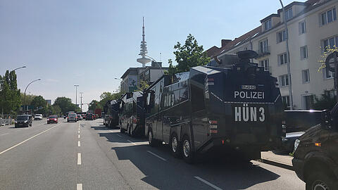Wasserwerfer der Bundespolizei stehen im Bereich des U-Bahnhofs Schlump am Straßenrand. Die rechte Gruppe "Pegida München" hat eine angekündigte Kundgebung in der Nähe des Hamburger Schanzenviertels kurzfristig abgesagt. Die Polizei war seit dem Mittag im Bereich des U-Bahnhofs mit starken Kräften im Einsatz.