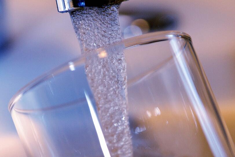 Trickdiebstahl mit "Glas-Wasser-Trick"