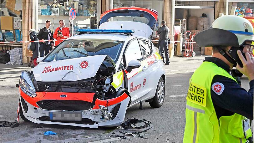 Schwerer Unfall im Bahnhofsviertel - ein Renault krachte in ein Einsatzfahrzeug der Johanniter. Die Bilder.