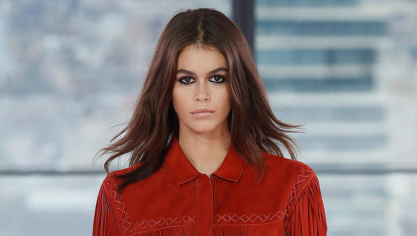 Model Kaia Gerber trägt momentan ungewollt ein neues Accessoire. Model Kaia Gerber trägt momentan ungewollt ein neues Accessoire.