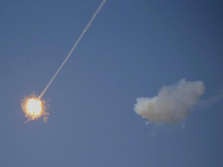 Eine israelische Luftabwehrrakete bringt eine vermutlich aus dem Gazastreifen abgefeuerte Rakete zur Explosion.