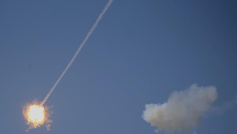 Eine israelische Luftabwehrrakete bringt eine vermutlich aus dem Gazastreifen abgefeuerte Rakete zur Explosion. Eine israelische Luftabwehrrakete bringt eine vermutlich aus dem Gazastreifen abgefeuerte Rakete zur Explosion.