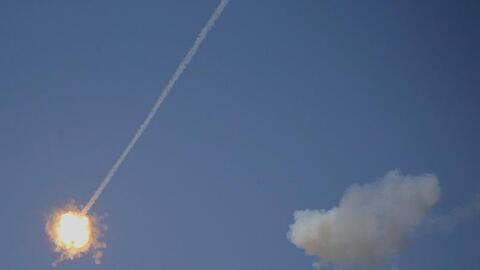 Eine israelische Luftabwehrrakete bringt eine vermutlich aus dem Gazastreifen abgefeuerte Rakete zur Explosion.
