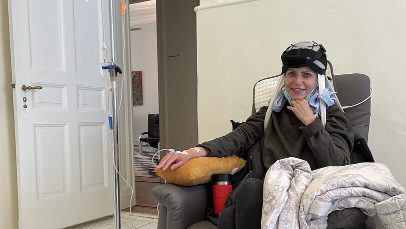 Tanja Bülter mit einer speziellen Kältekappe - während einer Chemotherapie verliert man mit ihr weniger Haare. Tanja Bülter mit einer speziellen Kältekappe - während einer Chemotherapie verliert man mit ihr weniger Haare.
