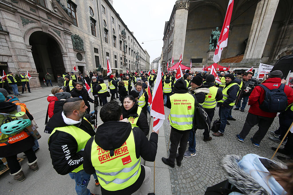 Fast alle streiken mit: Hohe Beteiligung in München beim ÖPNV-Streik ...