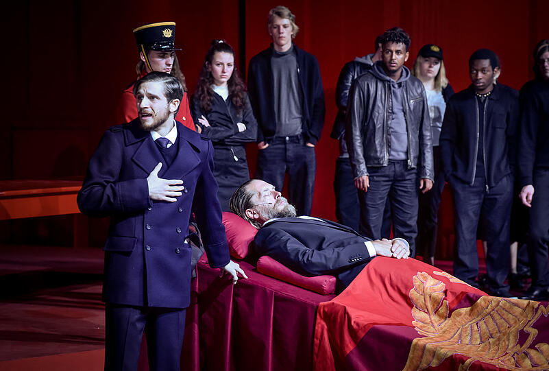 "Und Brutus ist ein ehrenwerter Mann": Cengiz Görür (Marcus Antonius) hält in Oberammergau die Leichenrede auf den ermordeten Julius Caesar (Andreas Richter).