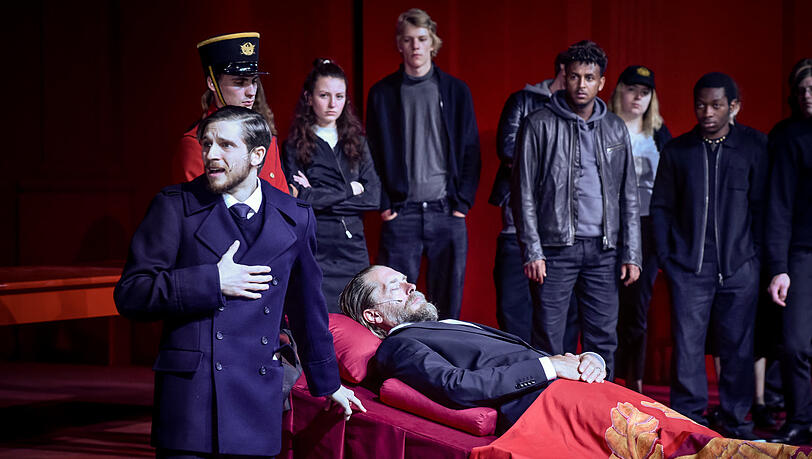 "Und Brutus ist ein ehrenwerter Mann": Cengiz Görür (Marcus Antonius) hält in Oberammergau die Leichenrede auf den ermordeten Julius Caesar (Andreas Richter). "Und Brutus ist ein ehrenwerter Mann": Cengiz Görür (Marcus Antonius) hält in Oberammergau die Leichenrede auf den ermordeten Julius Caesar (Andreas Richter).