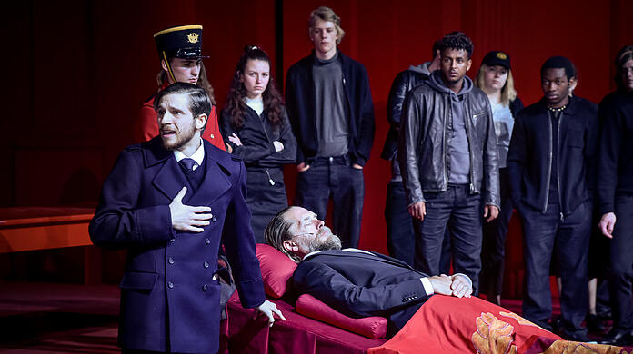 "Und Brutus ist ein ehrenwerter Mann": Cengiz Görür (Marcus Antonius) hält in Oberammergau die Leichenrede auf den ermordeten Julius Caesar (Andreas Richter).
