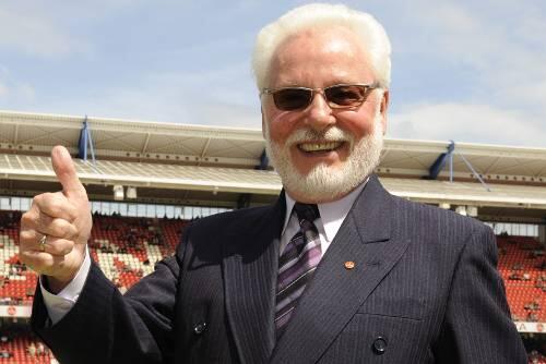 Nichts währt ewig, auch kein Ehrenamt. Dafür winkt ein Ehrentitel. Michael A. Roth soll Ehrenvorsitzender werden &ndash; ehrenamtlich.