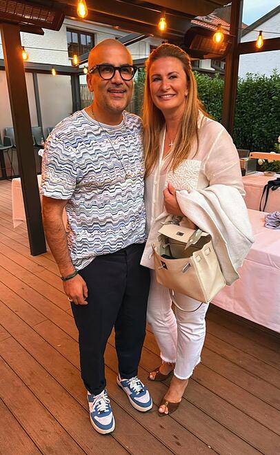Gastro-Influencer und Berater Kemal Üres mit Maria Lechner (Nymphenburg-Sekt-Wirtin auf dem Viktualienmarkt) Gastro-Influencer und Berater Kemal Üres mit Maria Lechner (Nymphenburg-Sekt-Wirtin auf dem Viktualienmarkt)