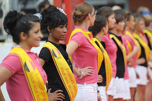 Die Kandidatinnen für die Miss Belgien-Wahl lassen sich auch an der Rennsterecke blicken.