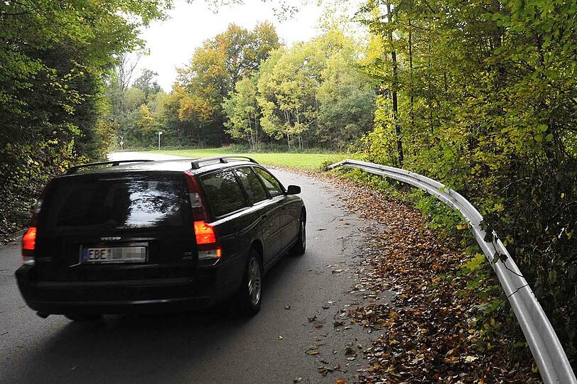 Ein auto fährt an der Unfallstelle vorbei: An dieser Leitplanke in Grafing hat sich der tödliche Crash ereignet.