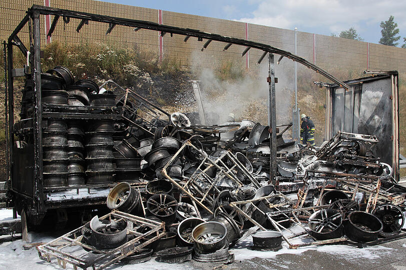 Spektakulärer Lkw-Brand auf der A94 &ndash; die Bilder vom Feuerwehreinsatz.