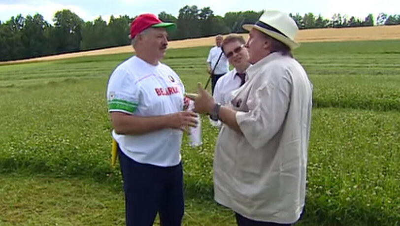 Der weißrussische Präsident Alexander Lukaschenko (l.) hat dem französischen Filmstar und Wahlrussen Gérard Depardieu beigebracht, wie man Gras auf einer Wiese mit einer Sense mäht Der weißrussische Präsident Alexander Lukaschenko (l.) hat dem französischen Filmstar und Wahlrussen Gérard Depardieu beigebracht, wie man Gras auf einer Wiese mit einer Sense mäht