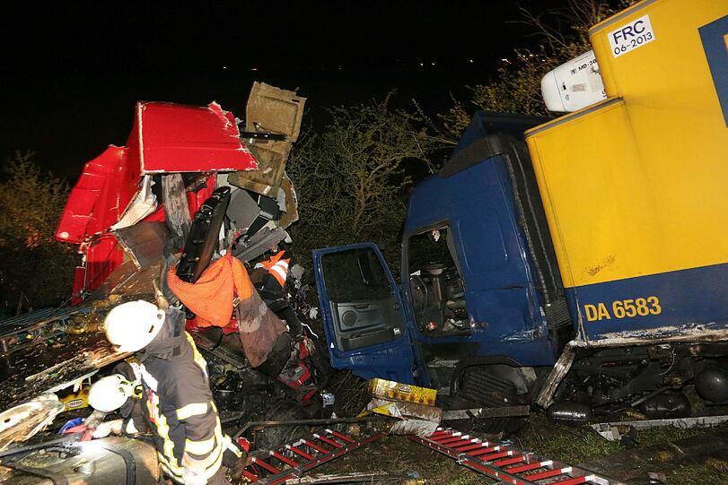 Die A3 glich einem Schlachtfeld: Bei dem Unfall krachten drei Lkws ineinander. Einer verlor dabei 23 Tonnen Salatöl.
