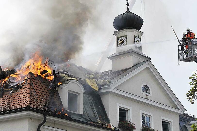 Der Rathausbrand in Straubing weckt Erinnerungen an den 18. August 2009. Damals war bei Dacharbeiten das Rathaus von Penzberg in Flammen aufgegangen.