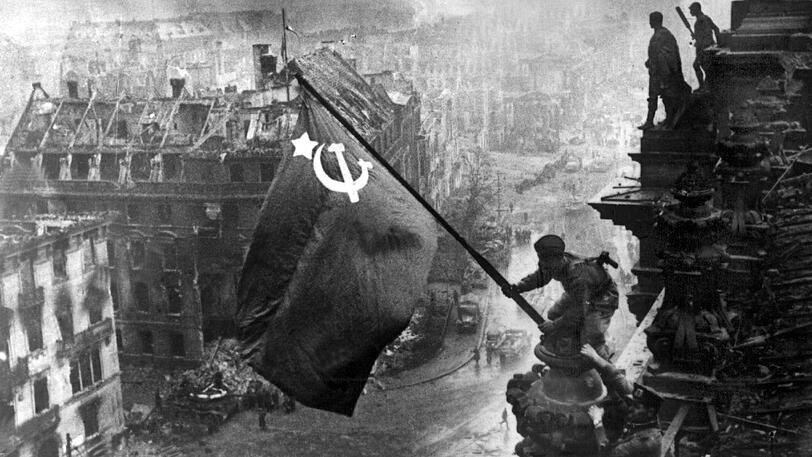 Dieses Bild, als ein Soldat die sowjetische Flagge auf dem Gebäude hisst, ist weltberühmt.