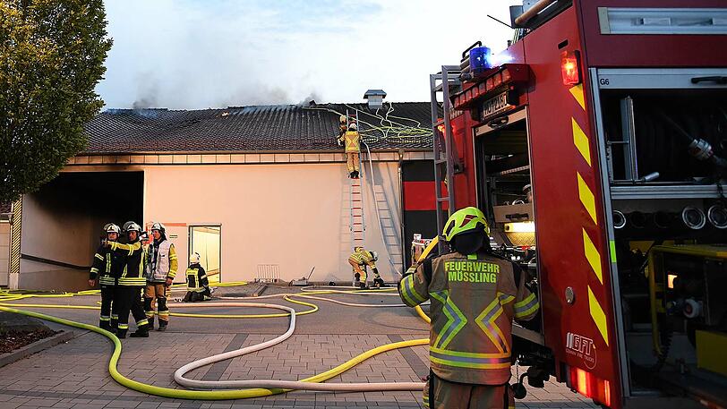 Großeinsatz am Pfingstsonntag: Mehrere Feuerwehren haben in Mühldorf einen Penny-Supermarkt gelöscht.