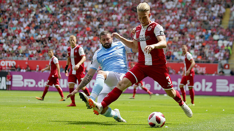 Sascha Mölders vom TSV 1860 im Duell mit Kaiserslauterns Torschützen Janek Sternberg.