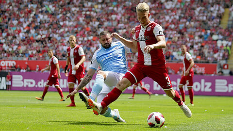 Sascha Mölders vom TSV 1860 im Duell mit Kaiserslauterns Torschützen Janek Sternberg.