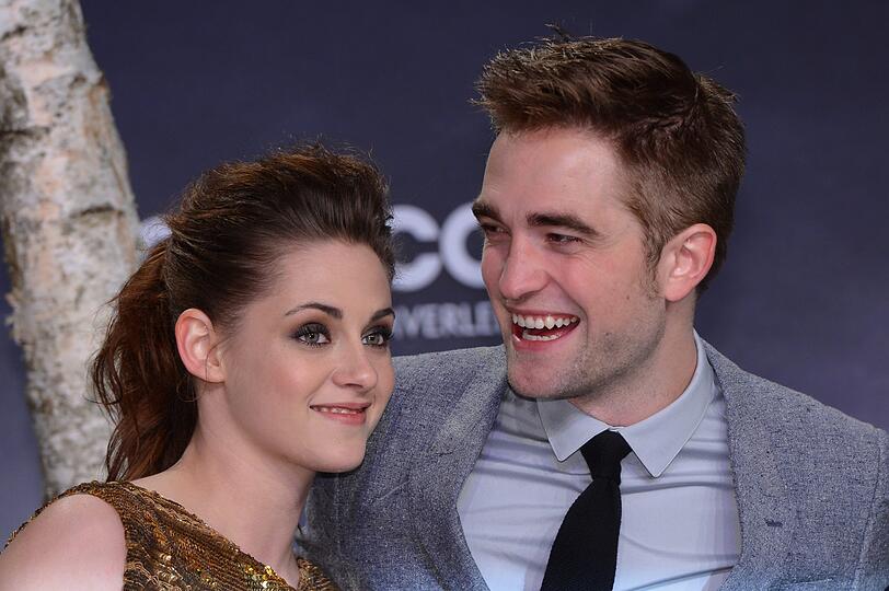 2008 lernten sich Kristen Stewart und Robert Pattinson am Set von "Twilight" kennen. Im Film spielten beide ein Liebespaar. Auch im echten Leben waren sie offiziell zusammen, trennten sich aber kurz nach dem letzten "Twilight"-Film 2013. In den vergangenen Jahren führte Stewart Beziehungen mit Frauen - ganz ohne große Schlagzeilen.