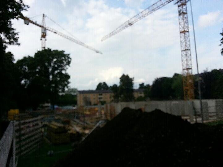 Nach dem Abriss eines alten Wohngebäudes am Canaletto wird derzeit  an einer der größten Baustellen Münchens gewerkelt. Foto: Strasser