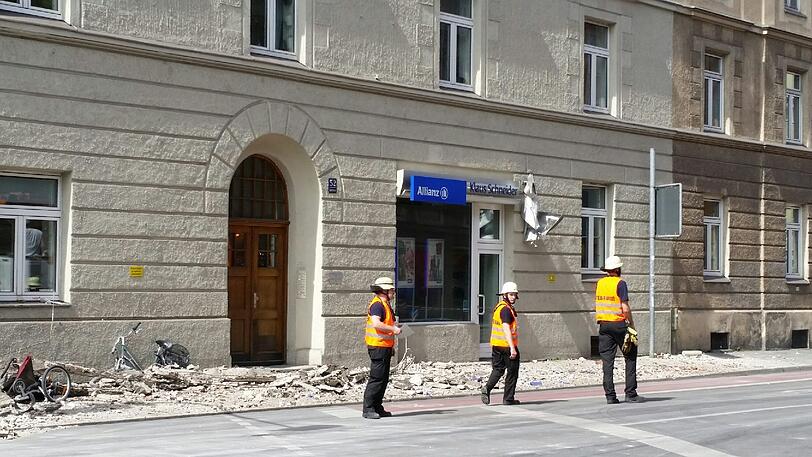 In der Kapuzinerstraße sind Teile eines Hausdachs einfach auf die Straße gefallen.