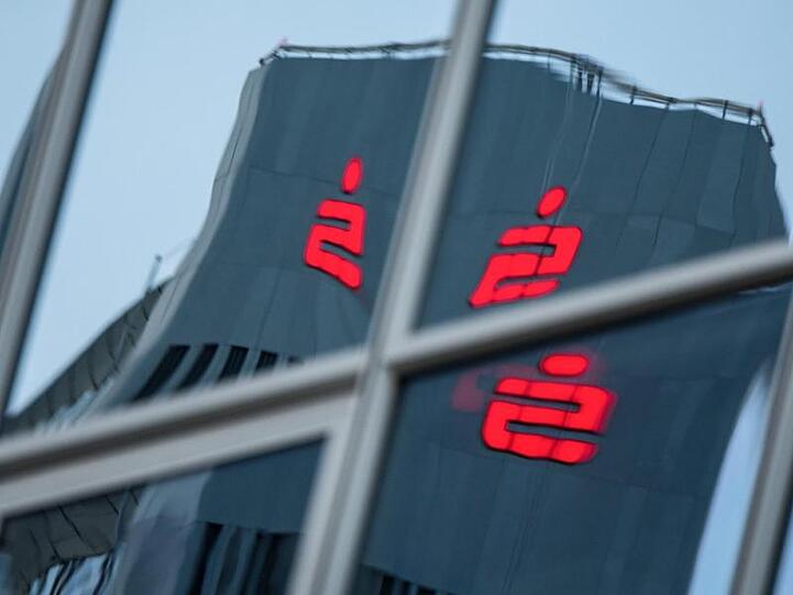 Angesichts des Spardrucks legen die Frankfurter Volksbank und die Taunus Sparkasse in Hessen in größerem Umfang Filialen zusammen.