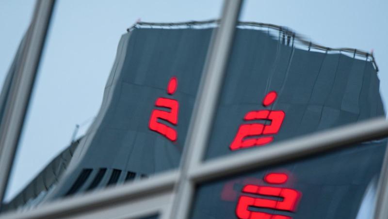 Angesichts des Spardrucks legen die Frankfurter Volksbank und die Taunus Sparkasse in Hessen in größerem Umfang Filialen zusammen. Angesichts des Spardrucks legen die Frankfurter Volksbank und die Taunus Sparkasse in Hessen in größerem Umfang Filialen zusammen.