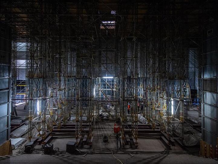 Der Pergamonsaal gleicht einem Gerüstwald.