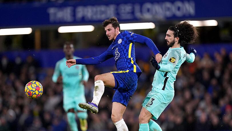 Chelseas Mason Mount (l) in Aktion gegen Marc Cucurella von Brighton.