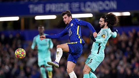 Chelseas Mason Mount (l) in Aktion gegen Marc Cucurella von Brighton.